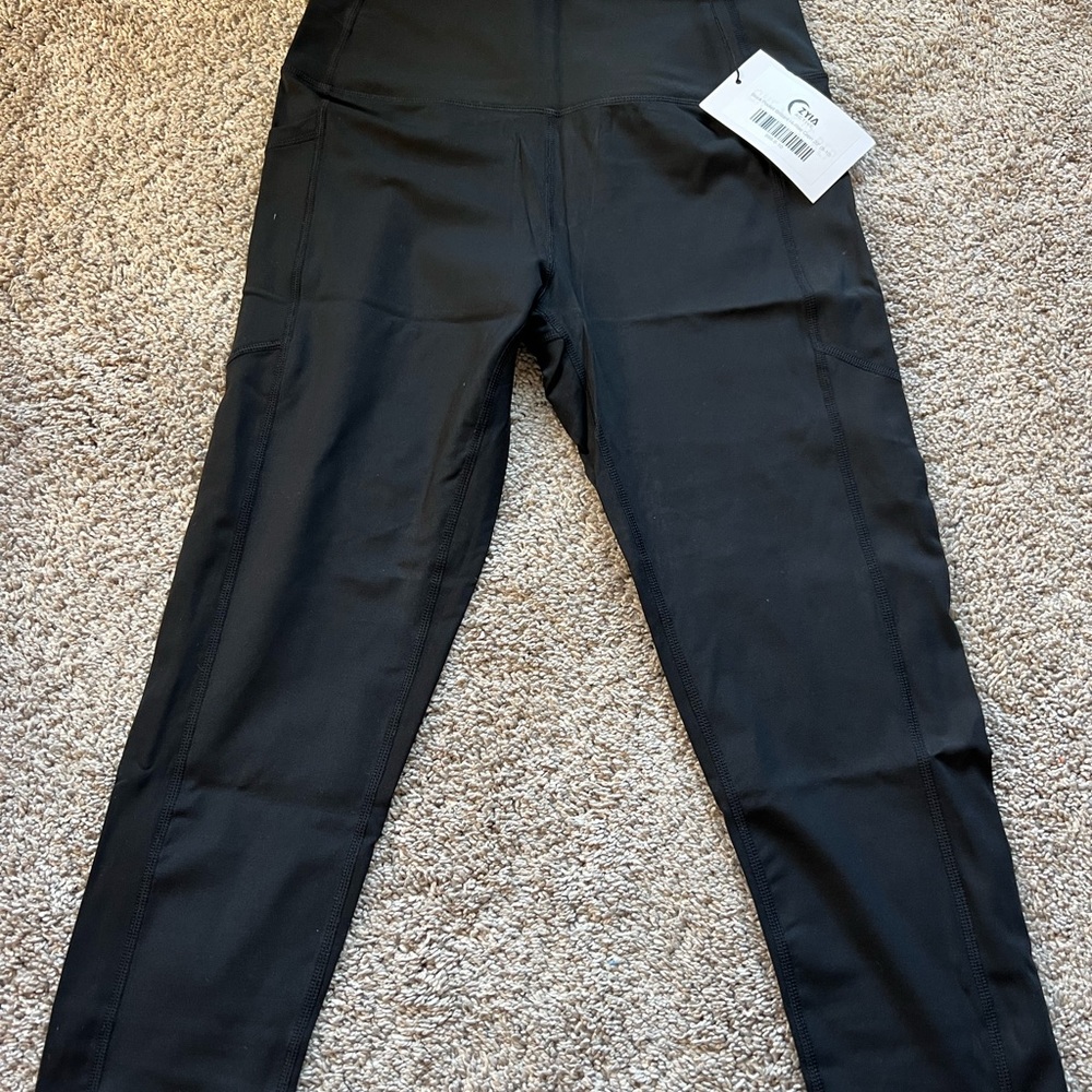 Zyia black pocket brilliant hi-rise capri